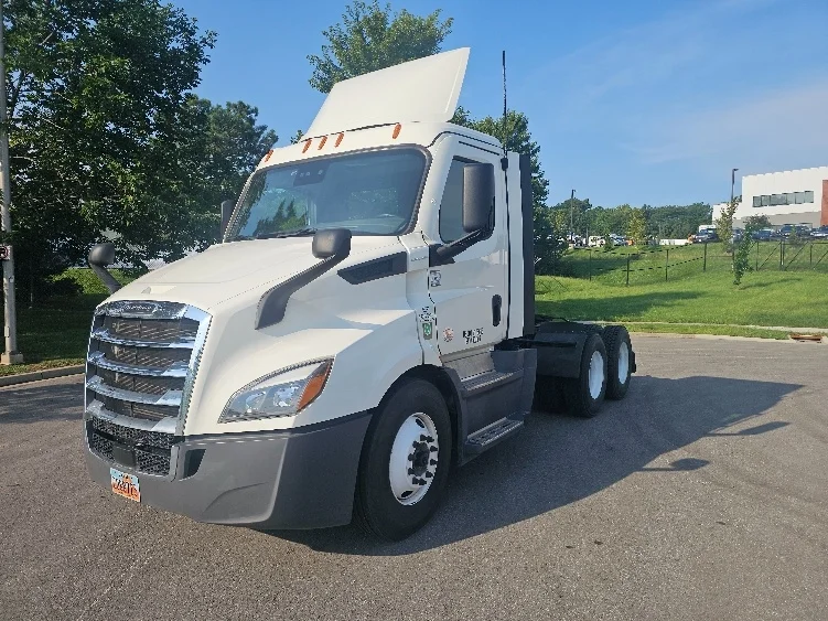 2023 Freightliner Cascadia in Kansas City, MO — photo 3