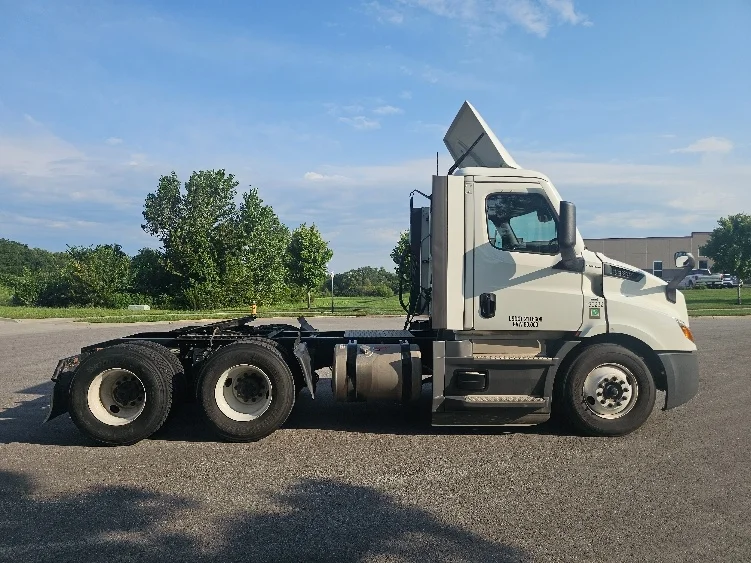 2023 Freightliner Cascadia in Kansas City, MO — photo 8