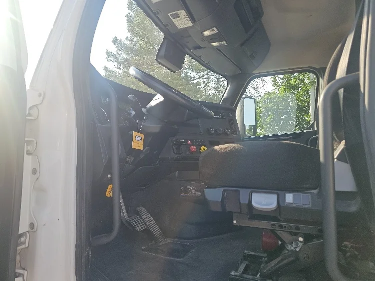 2023 Freightliner Cascadia in Kansas City, MO — photo 9