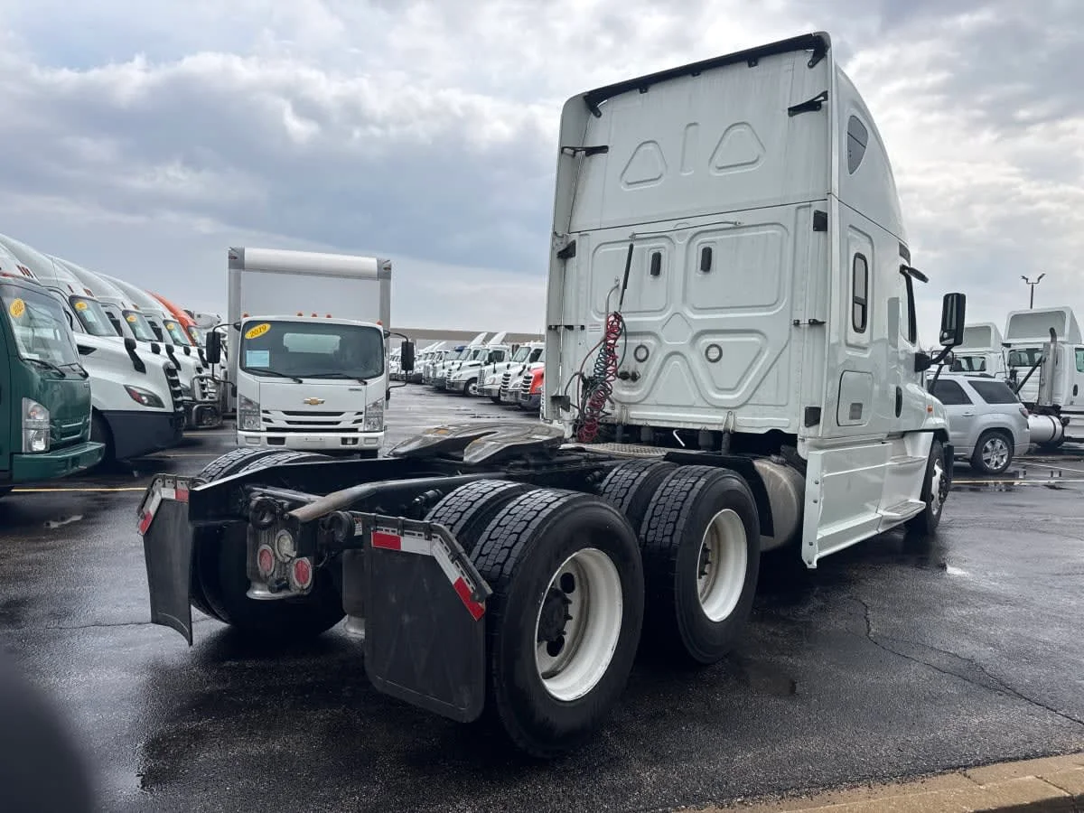 2020 Freightliner Cascadia in Bolingbrook, IL — photo 4