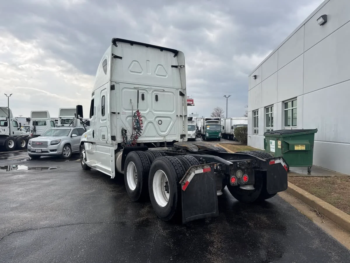 2020 Freightliner Cascadia in Bolingbrook, IL — photo 6