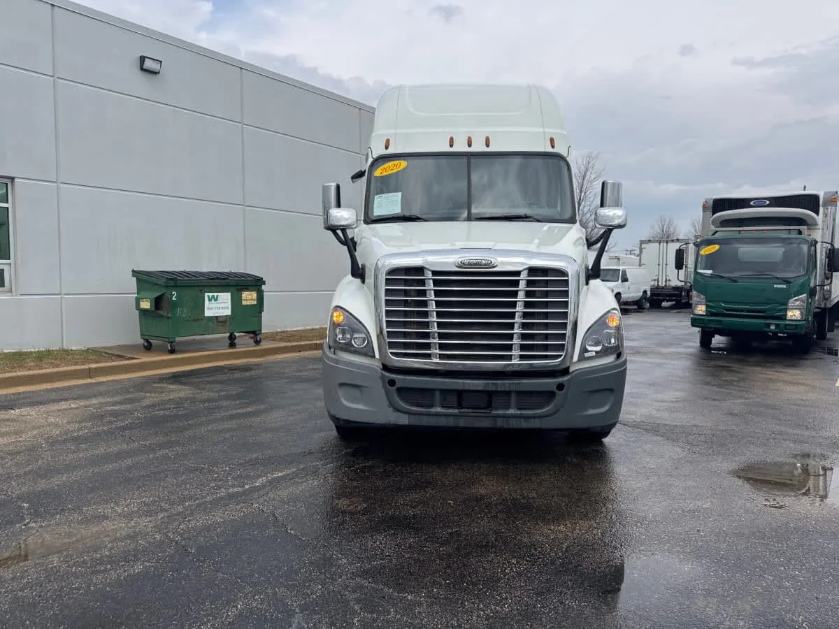 2020 Freightliner Cascadia in Bolingbrook, IL — photo 2