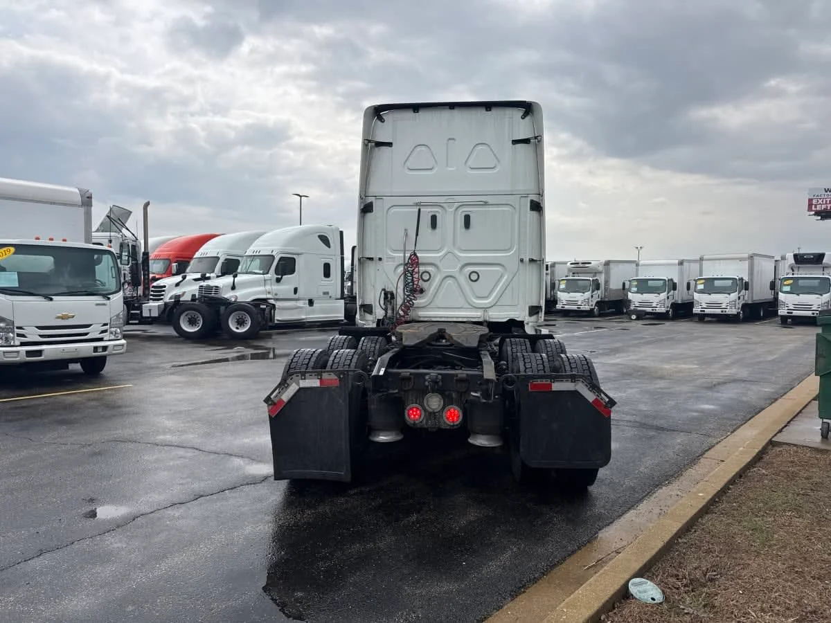 2020 Freightliner Cascadia in Bolingbrook, IL — photo 5