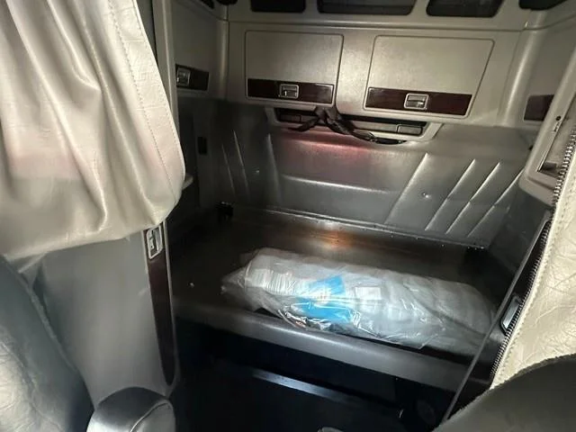 2024 Peterbilt 389 - image 9