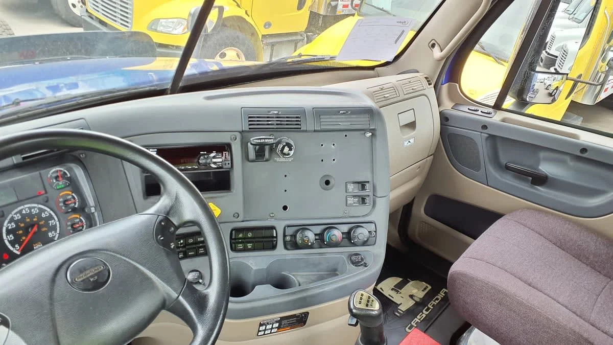 2020 Freightliner Cascadia in Bolingbrook, IL — photo 7