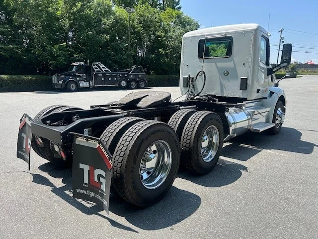 2021 Peterbilt 579 in Charlotte, NC — photo 4