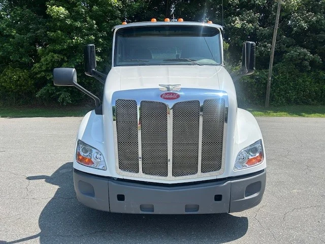 2021 Peterbilt 579 in Charlotte, NC — photo 2
