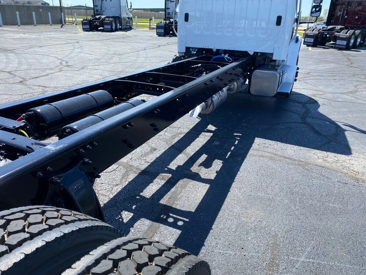 2027 Freightliner M2 106 - image 6