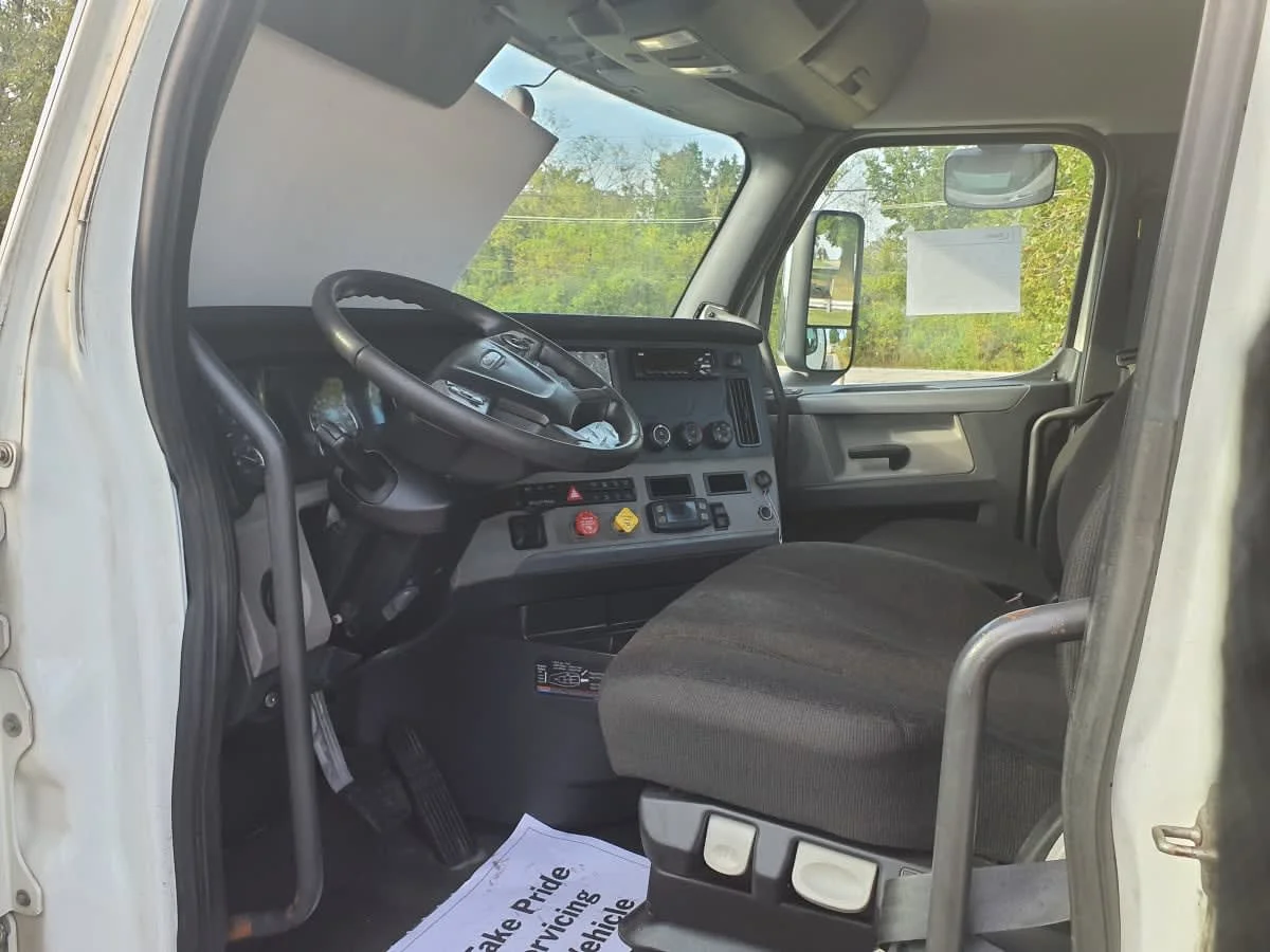 2020 Freightliner Cascadia - image 7
