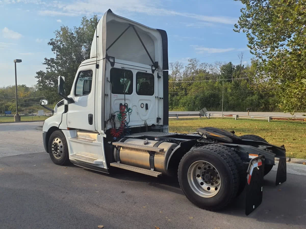 2020 Freightliner Cascadia - image 6