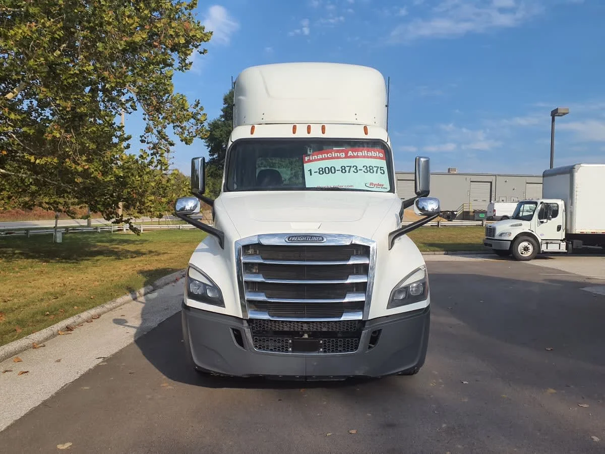 2020 Freightliner Cascadia - image 2