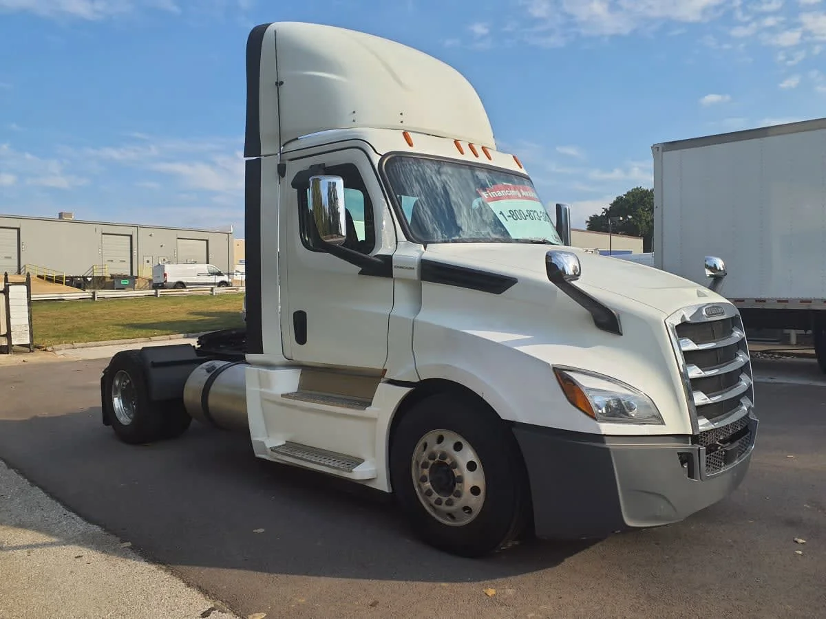 2020 Freightliner Cascadia - image 3