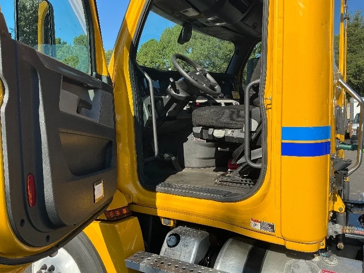 2020 Freightliner Cascadia - image 9