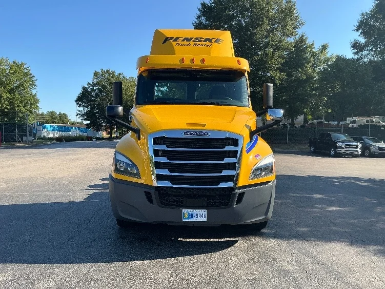 2020 Freightliner Cascadia - image 2