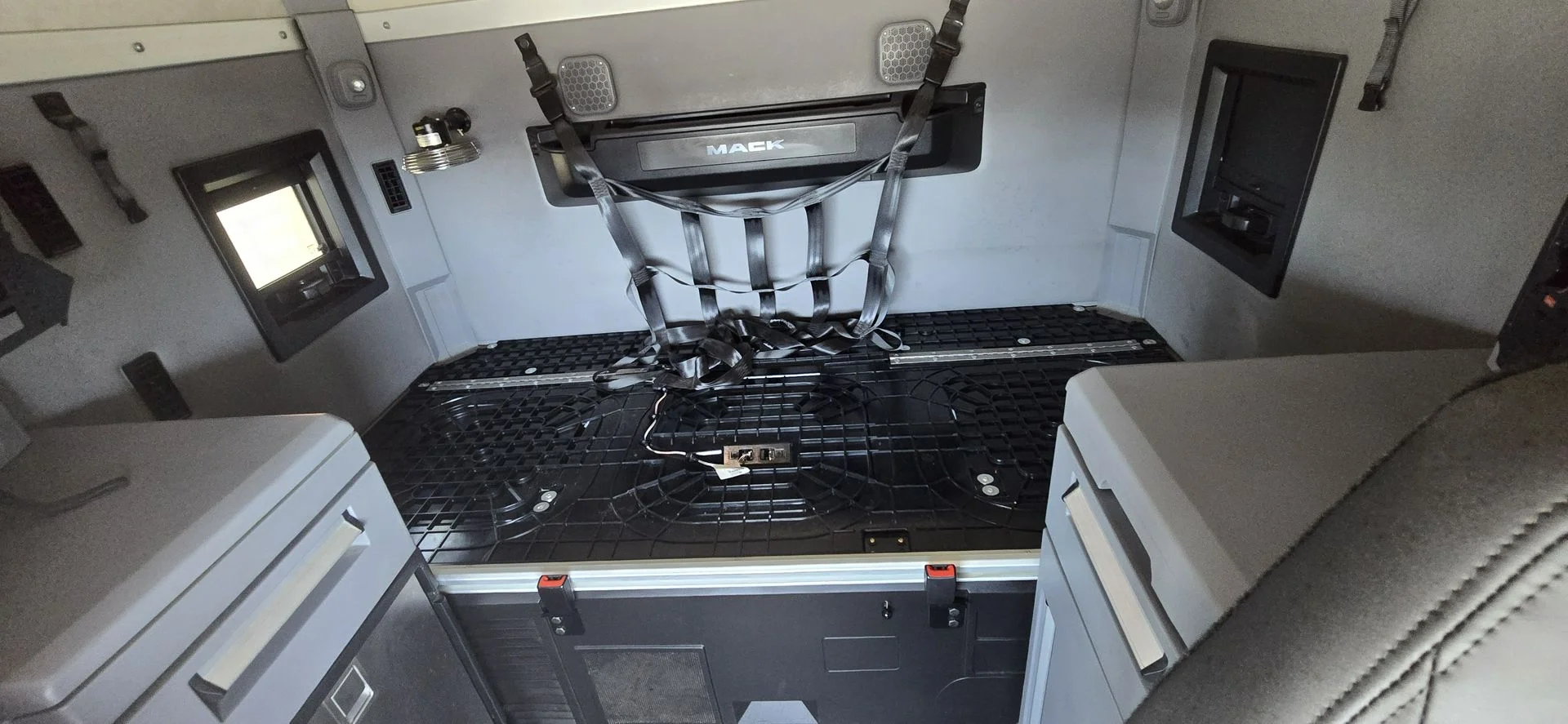 2020 Mack Anthem - image 35