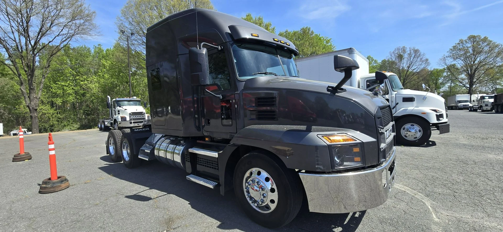 2020 Mack Anthem - image 2