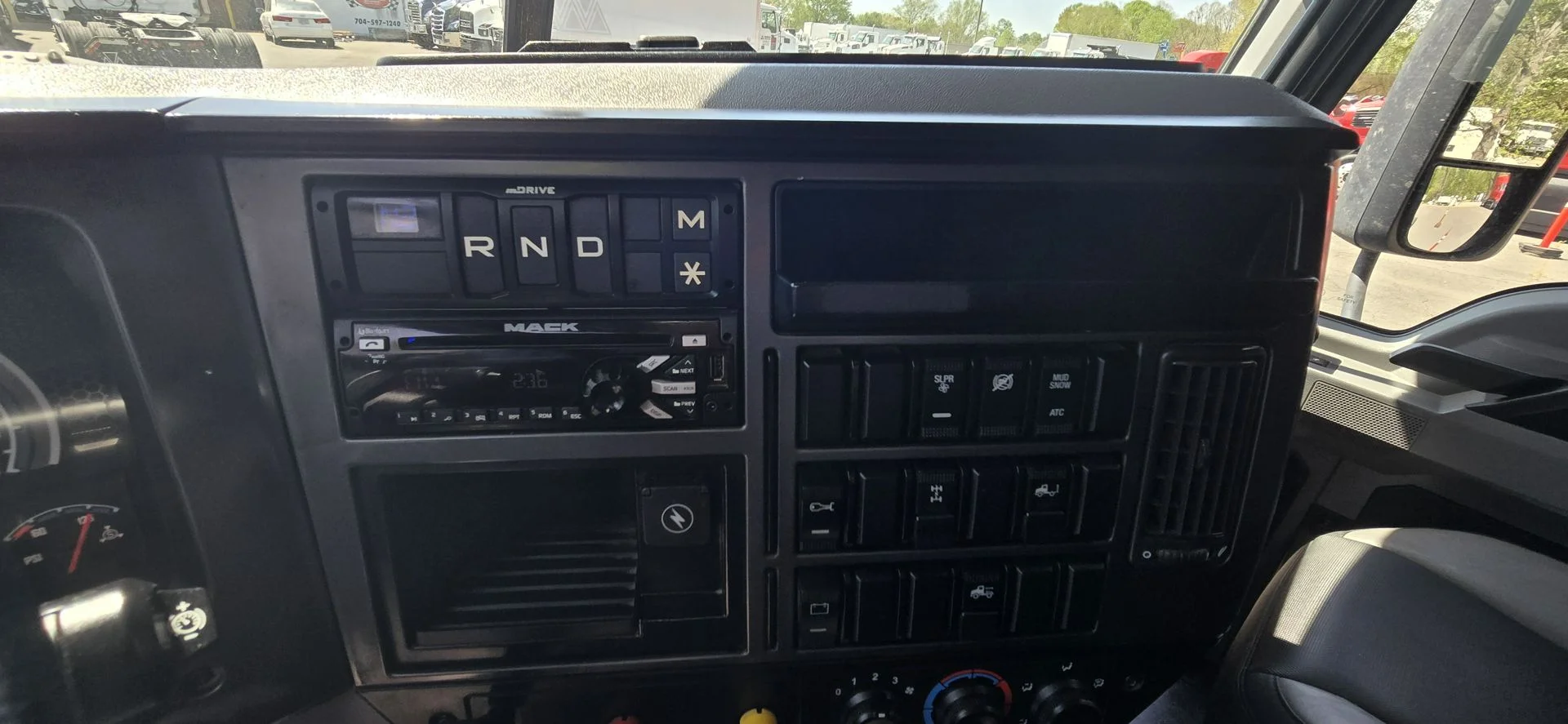 2020 Mack Anthem - image 30