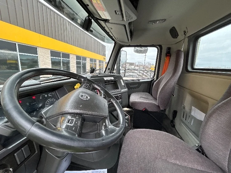 2021 Volvo VNR 640 in La Porte, IN — photo 8