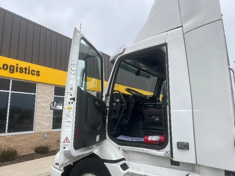 2021 Volvo VNR 640 in La Porte, IN — photo 7