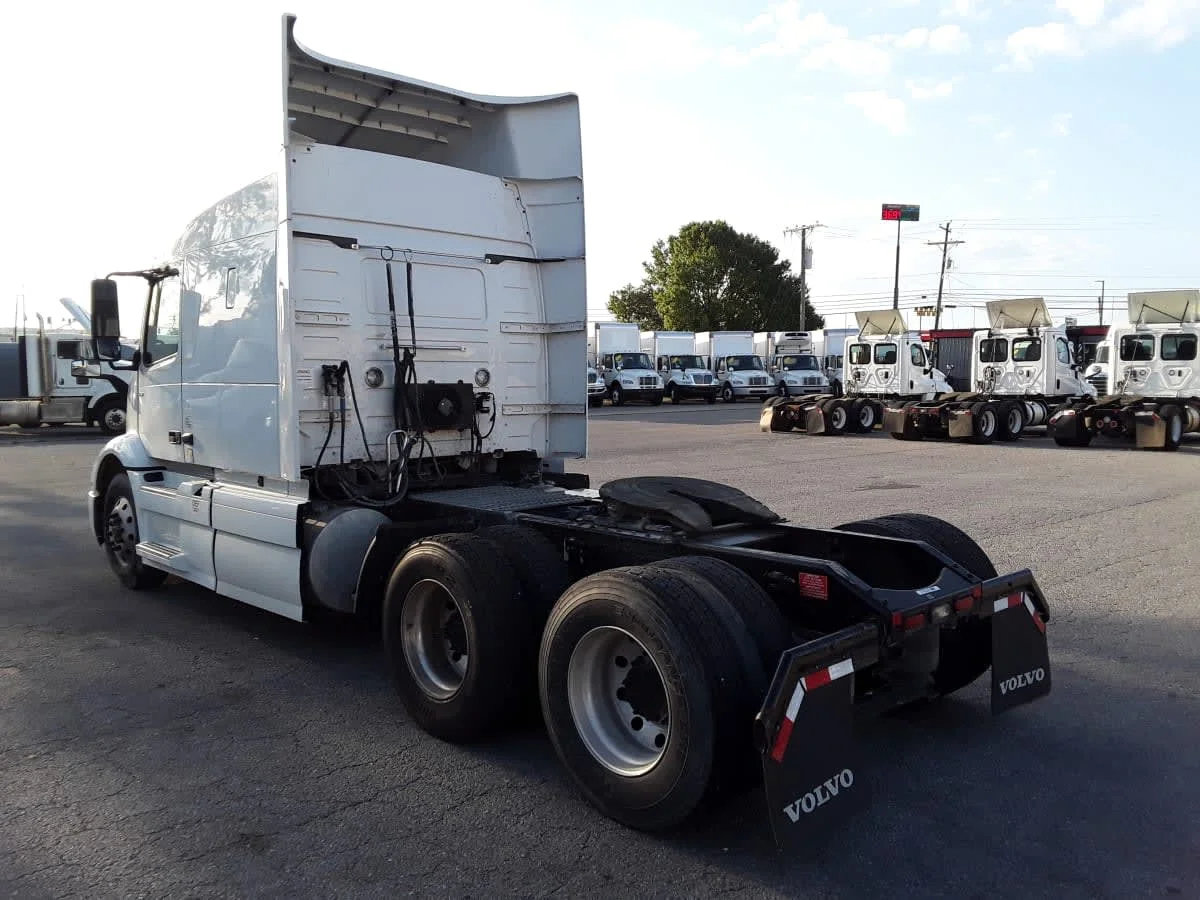2020 Volvo VNR 640 in La Vergne, TN — photo 6
