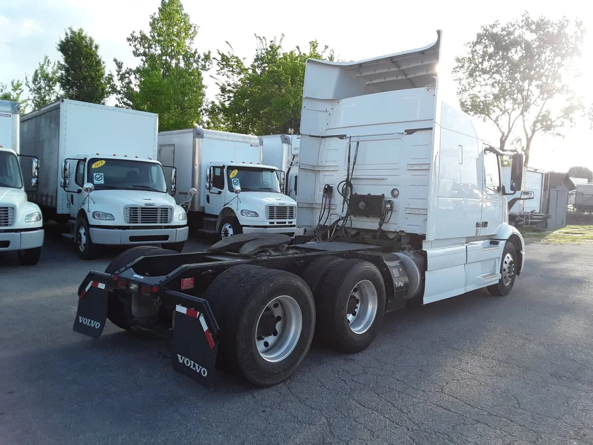 2020 Volvo VNR 640 in La Vergne, TN — photo 4