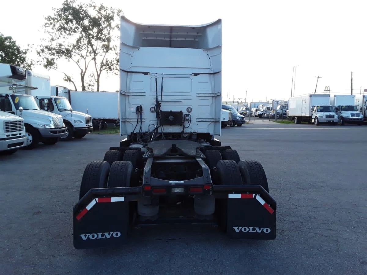 2020 Volvo VNR 640 in La Vergne, TN — photo 5