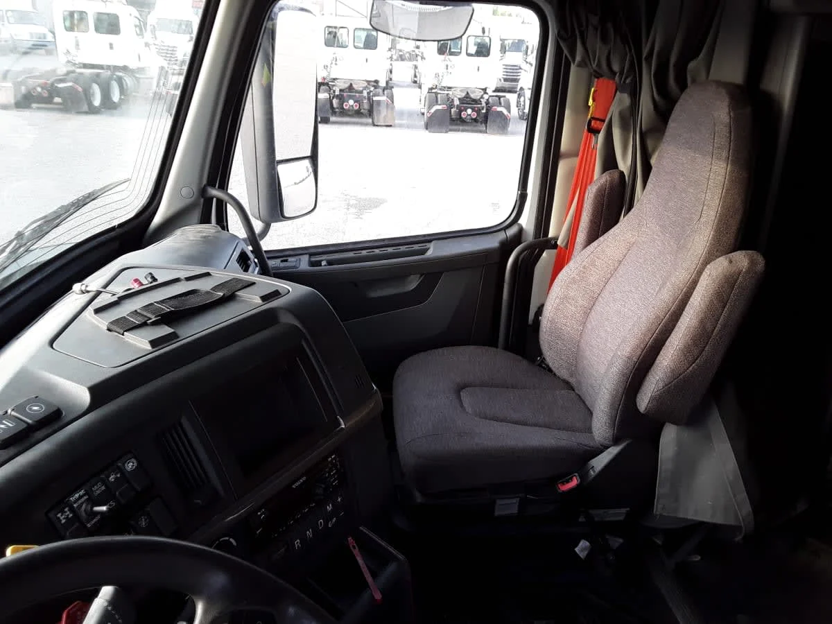 2020 Volvo VNR 640 in La Vergne, TN — photo 7