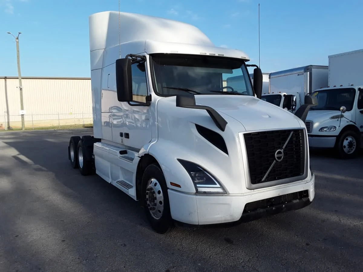 2020 Volvo VNR 640 in La Vergne, TN — photo 3