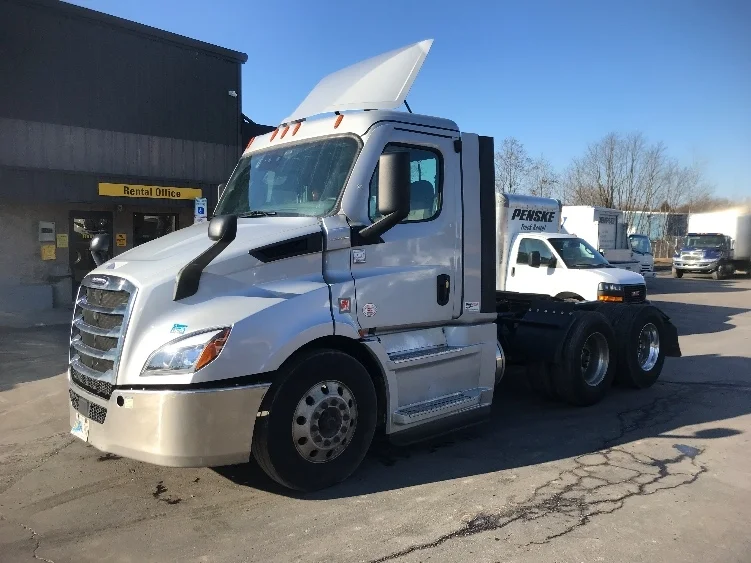2020 Freightliner Cascadia in Norfolk, VA — photo 3