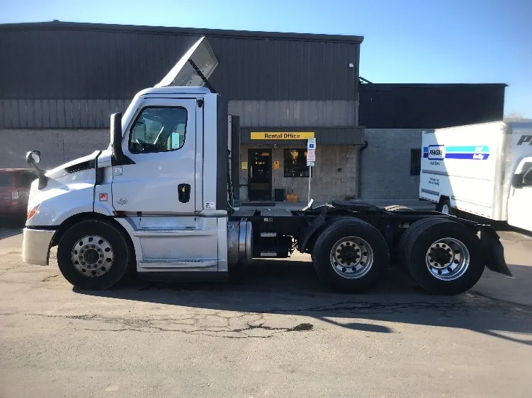 2020 Freightliner Cascadia in Norfolk, VA — photo 4