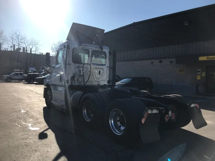 2020 Freightliner Cascadia in Norfolk, VA — photo 5