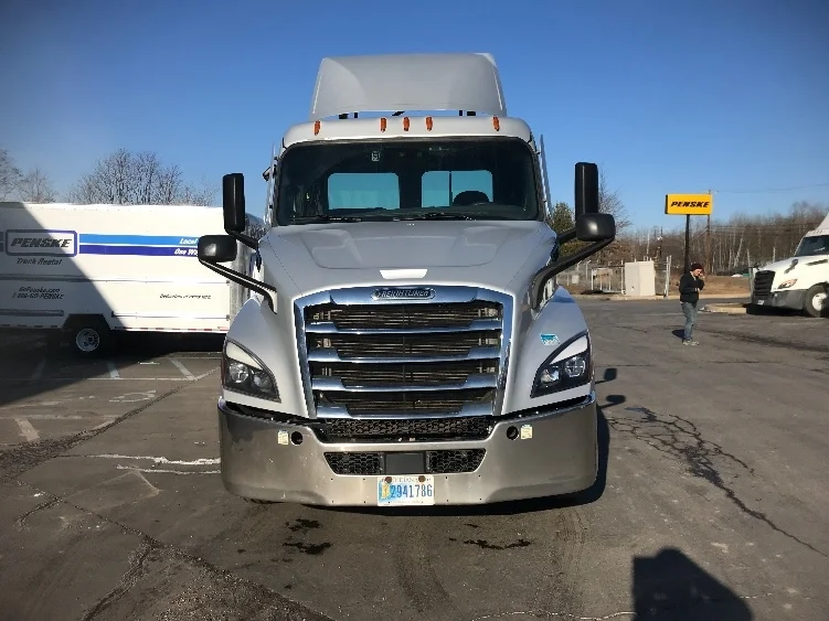2020 Freightliner Cascadia in Norfolk, VA — photo 2