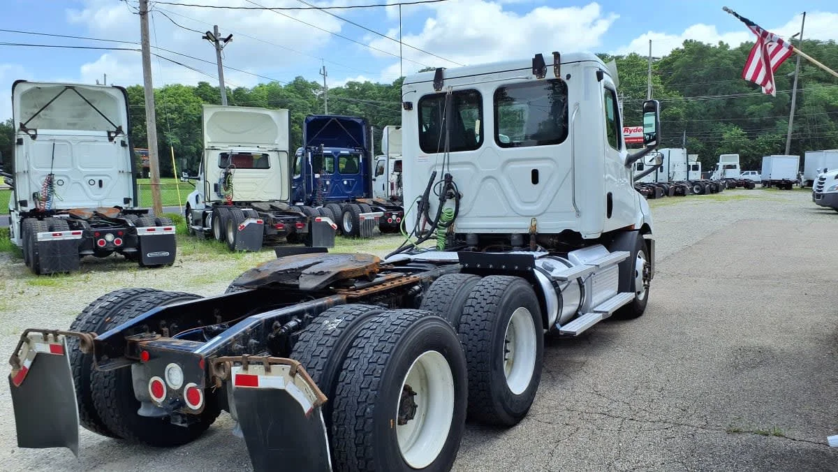 2020 Freightliner Cascadia in West Chester, OH — photo 4