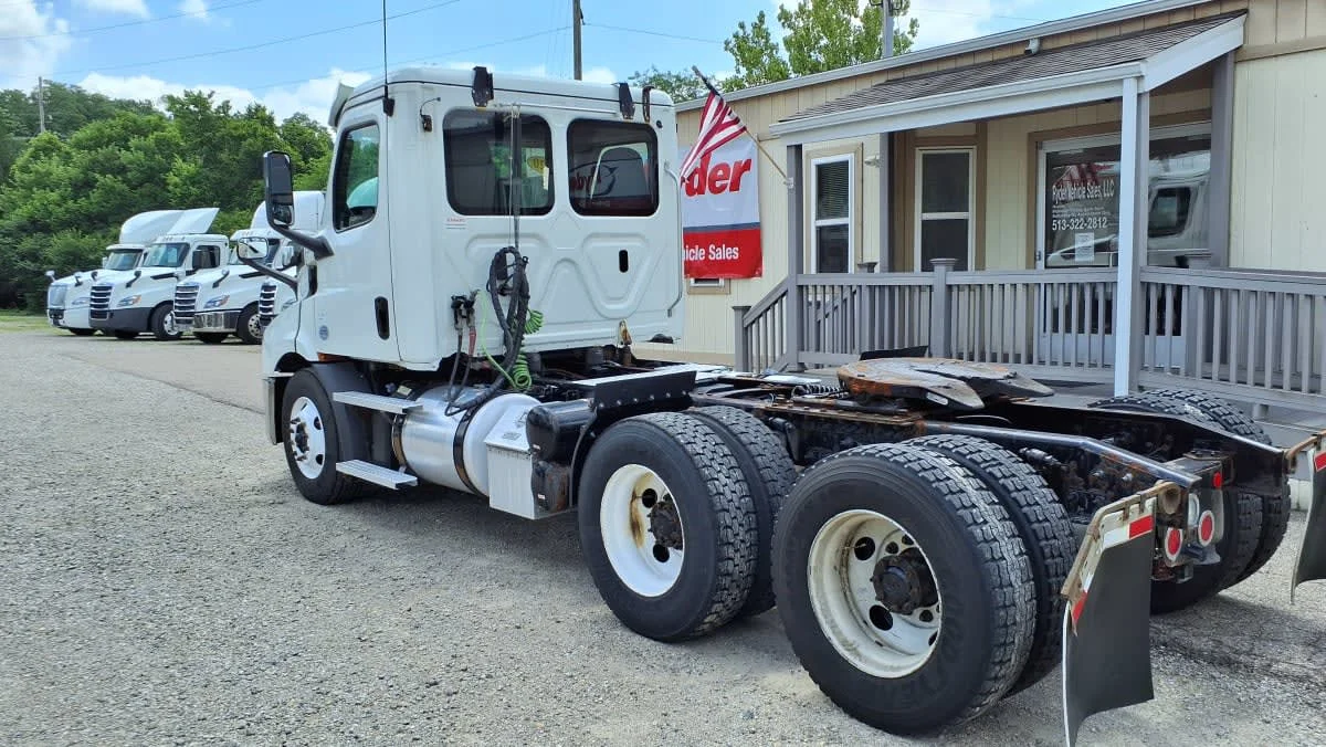 2020 Freightliner Cascadia in West Chester, OH — photo 6
