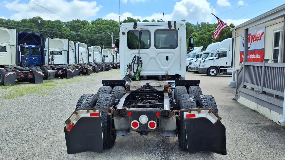 2020 Freightliner Cascadia in West Chester, OH — photo 5