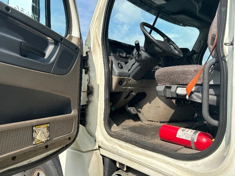 2018 Freightliner Cascadia - image 9