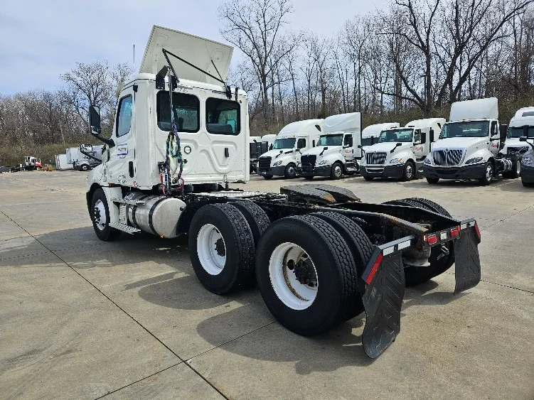 2020 Freightliner Cascadia in Moberly, MO — photo 5