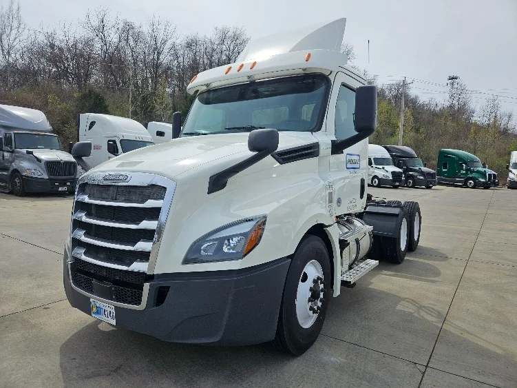 2020 Freightliner Cascadia in Moberly, MO — photo 3