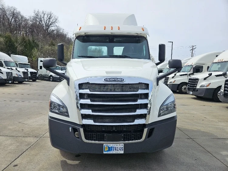 2020 Freightliner Cascadia in Moberly, MO — photo 2
