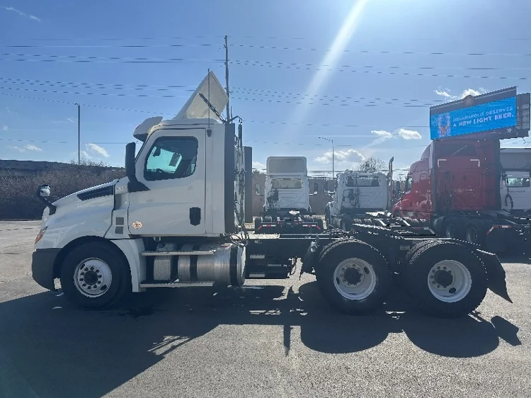 2020 Freightliner Cascadia in Indianapolis, IN — photo 4