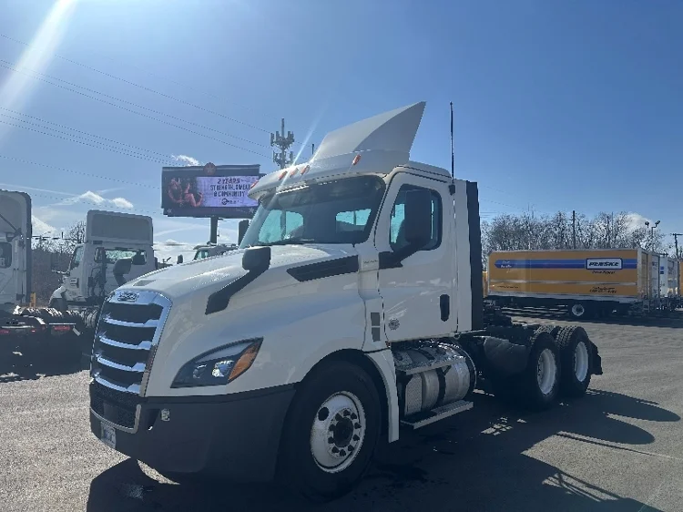 2020 Freightliner Cascadia in Indianapolis, IN — photo 3