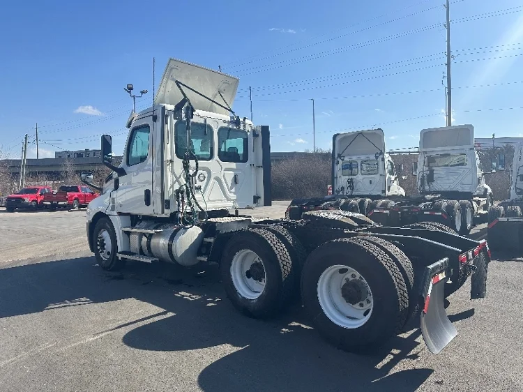 2020 Freightliner Cascadia in Indianapolis, IN — photo 5