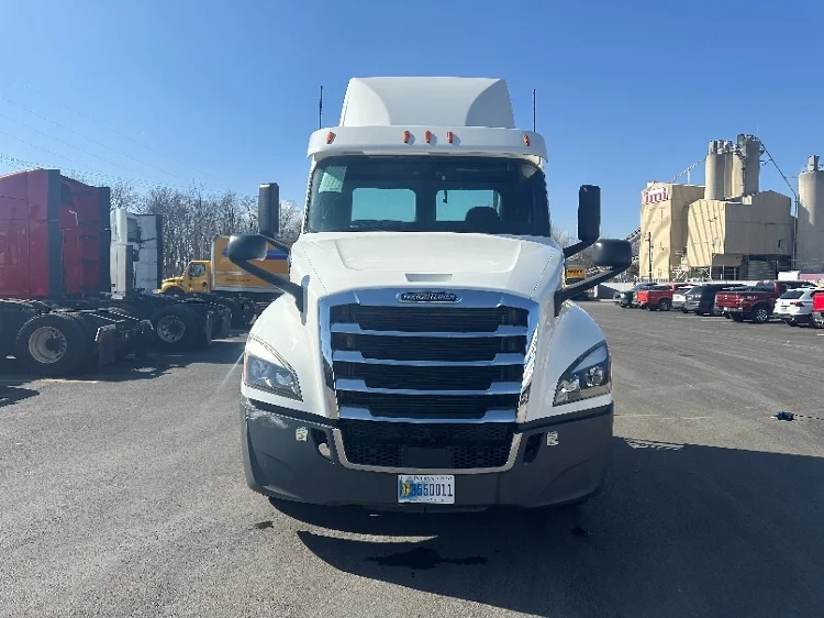 2020 Freightliner Cascadia in Indianapolis, IN — photo 2