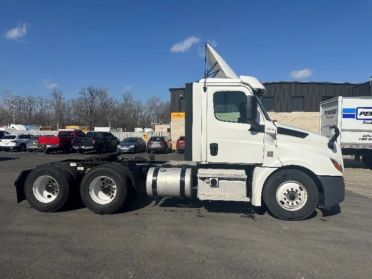 2020 Freightliner Cascadia in Indianapolis, IN — photo 8