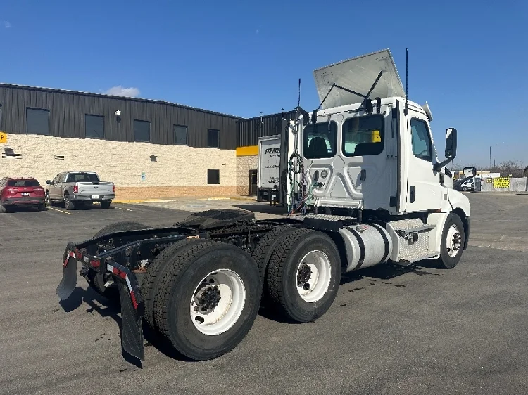 2020 Freightliner Cascadia in Indianapolis, IN — photo 7