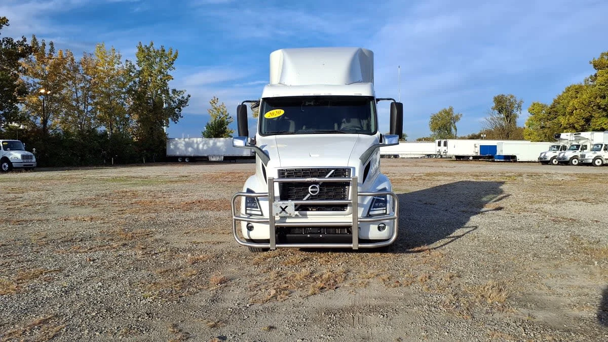 2020 Volvo VNR 640 - image 2
