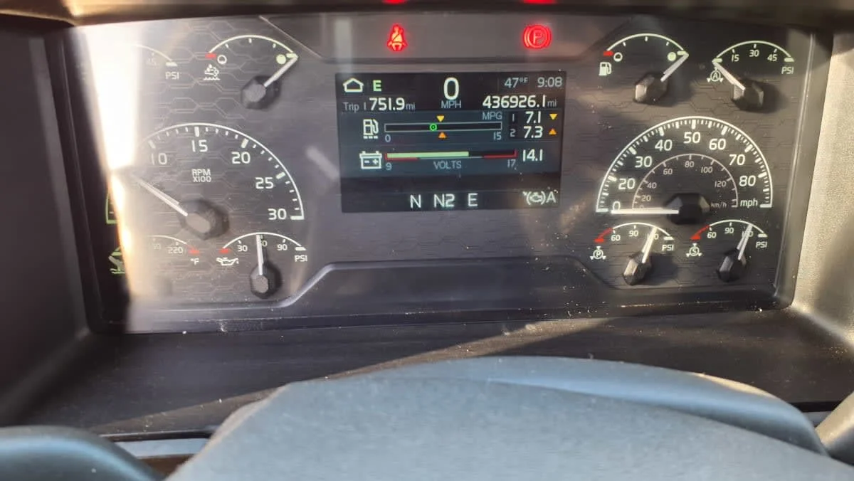 2020 Volvo VNR 640 - image 10