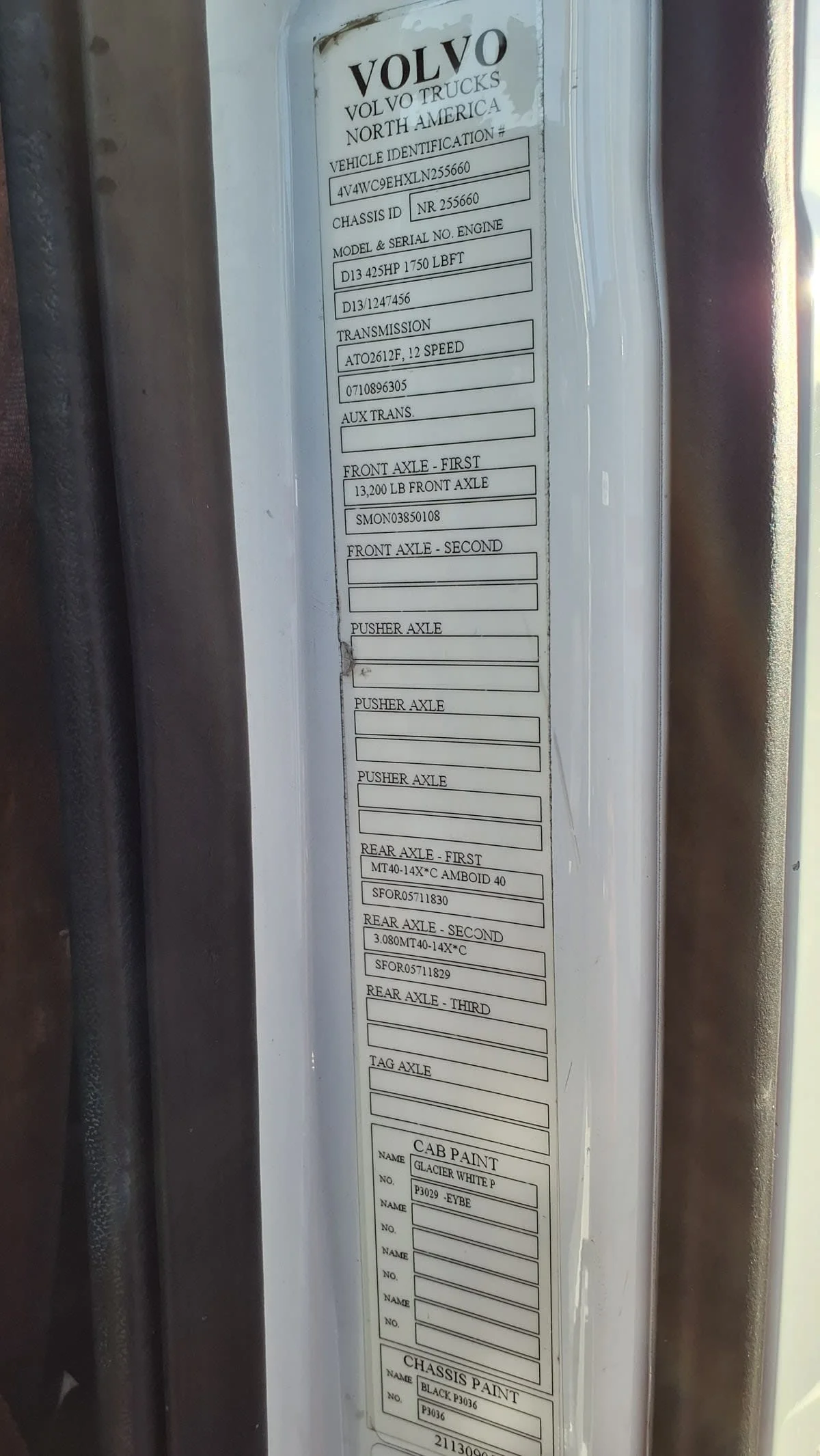 2020 Volvo VNR 640 - image 11