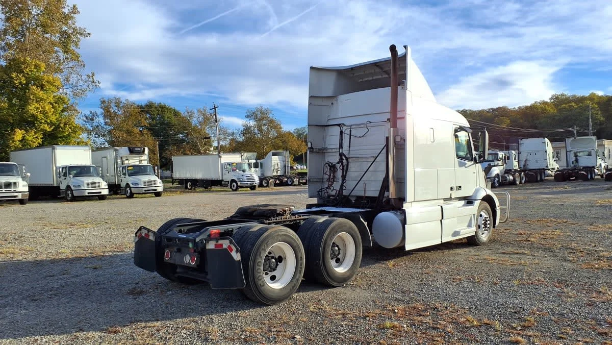 2020 Volvo VNR 640 - image 4