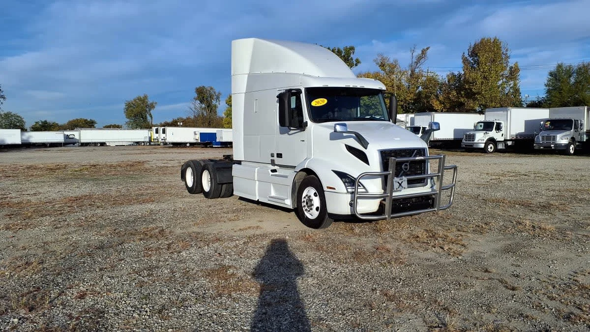 2020 Volvo VNR 640 - image 3